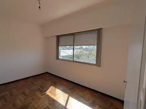 Departamento tres ambientes con balcón