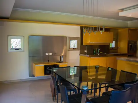 Casa en alquiler Permanente Amoblada- Funes Hills- San Marino- Cuatro Dormitorios
