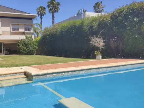Casa en venta Permanente Amoblada- Funes Hills- San Marino- cuatro Dormitorios