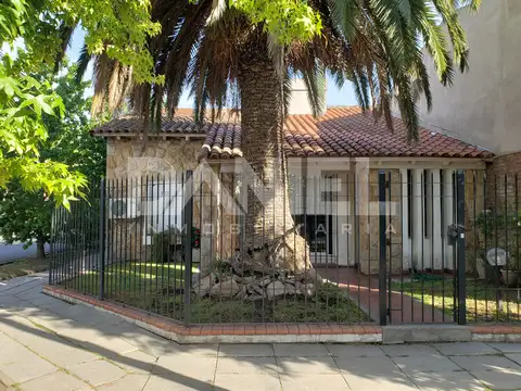 CHALET 4 AMBIENTES EN EXCELENTE UBICACION   7 CUADRAS DE LA ESTACION ITUZAINGO APTO CREDITO  