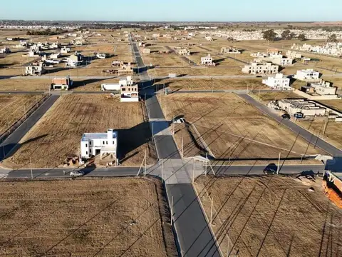 Venta Lote Central Residencial en Campos de Manantiales  A mts de plazas