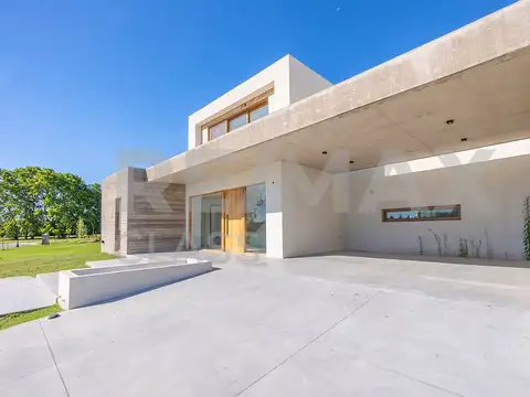 Casa 7 ambientes con 4 baños