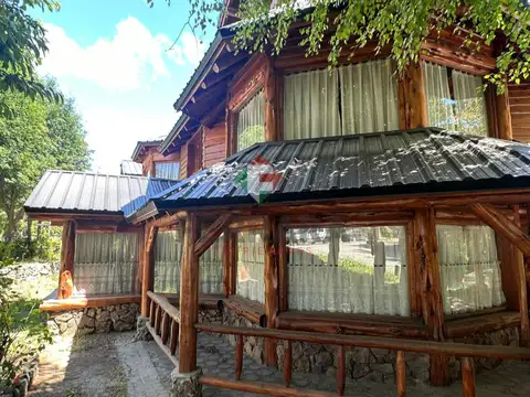 Hermoso complejo estilo rústico con muy buena construcción en ciprés macizo revestido en piedra.