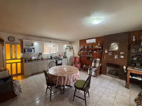 Casa 4 ambientes con 2 baños