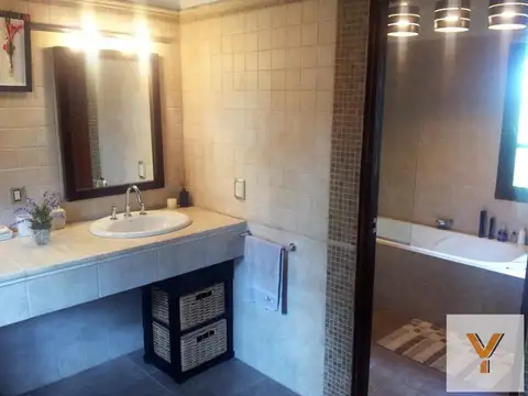 Casa en venta - 3 Dormitorios 2 Baños - Villa Gesell