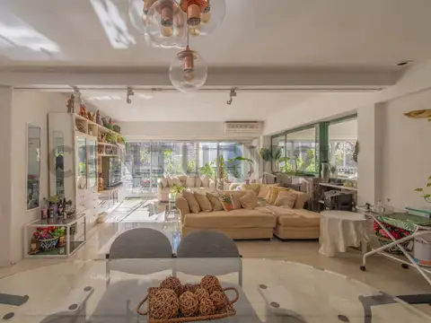 5 Ambientes con Patio de 67m2, balcón y cochera.