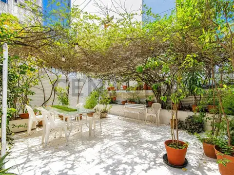 5 Ambientes con Patio de 67m2, balcón y cochera.