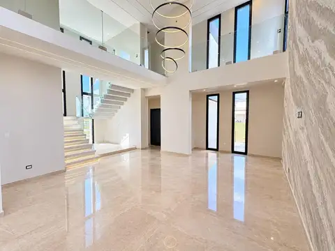 Casa 7 ambientes con 5 baños