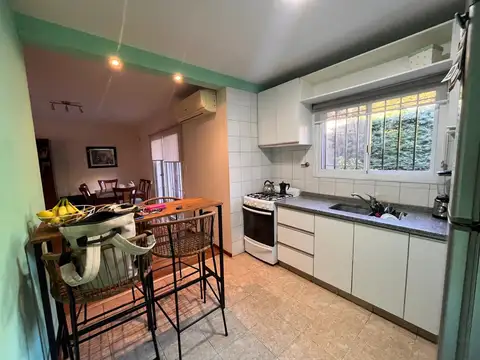 Casa 4 ambientes con 2 baños
