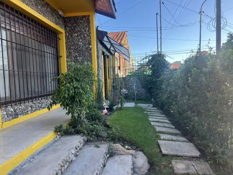 Casa 5 ambientes con 2 baños