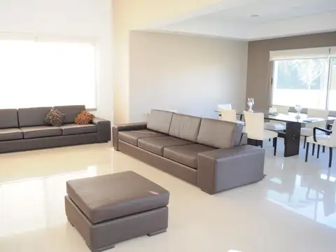 Casa en Venta con 4 cocheras