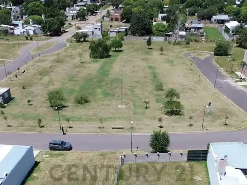 Terreno Polo View. Alambrado y tapial con portón. Frente a la plaza. VENADO TUER