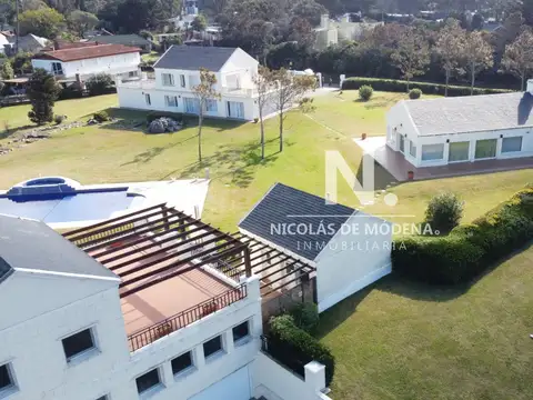 Casa en Venta en Pinares, USD 5.500.000