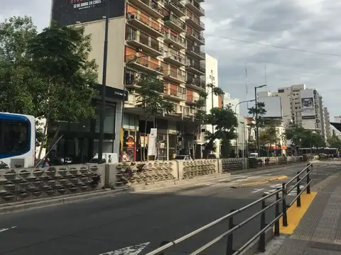Local sobre Av. Cabildo, con sótano y entrepiso. A mts. Sta. Trinidad