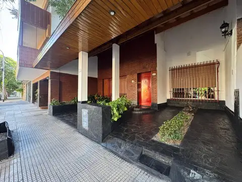 Casa de 4 ambientes con cochera, terraza y lavadero independiente