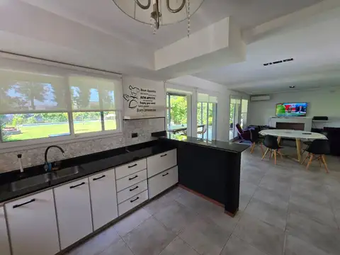 Casa en Venta con 2 cocheras