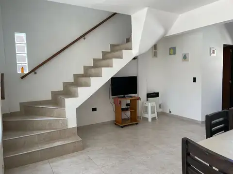 Depto Tipo Casa en Alquiler con 1 cocheras