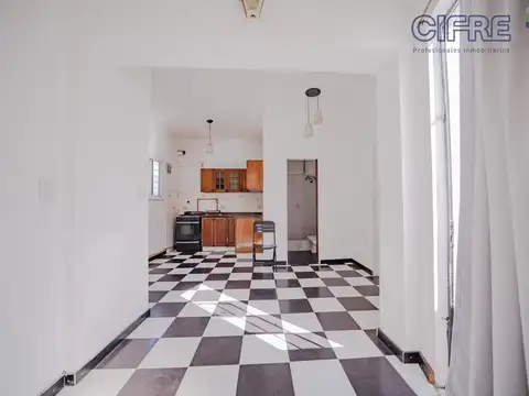 BAJÓ DE PRECIO! PH de 3 ambientes 1ero x escalera TIPO CHORIZO muy luminoso con patio