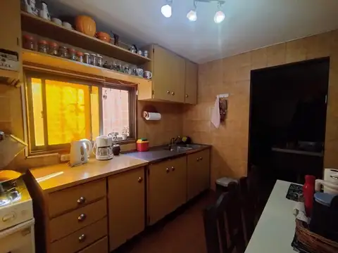 CASA 4 AMBIENTES + DEPARTAMENTO Y LOCAL