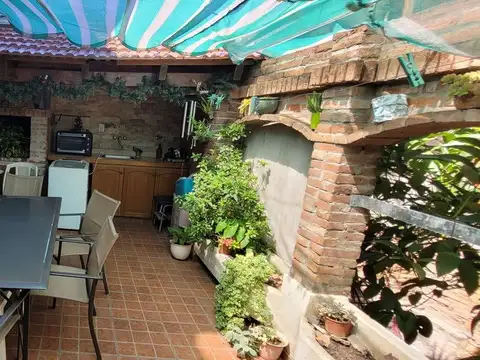 DUPLEX CON QUINCHO , PARRILLA Y  LOCAL A LA CALLE
