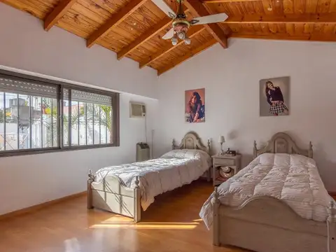 Casa 6 ambientes con 2 baños