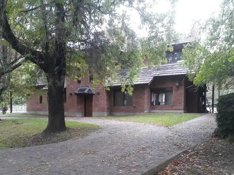 Casa en excelente estado, con un lote al Golf único de 930 m² con 40 mts de frente