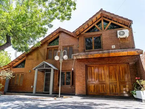 EXCLUSIVA CASA EN GODOY CRUZ B° Santa Angela