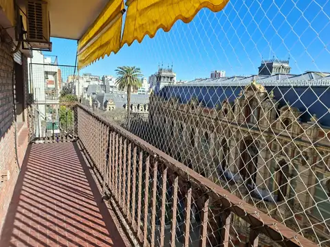Departamento de 3 ambientes en alquiler en Recoleta con balcón y cochera.