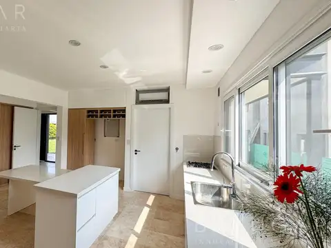 Casa 9 ambientes con 5 baños