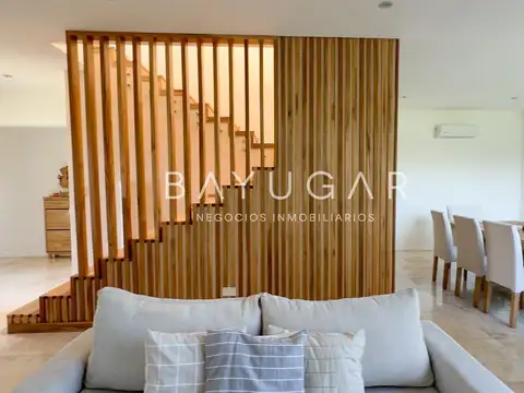 Casa 9 ambientes con 5 baños