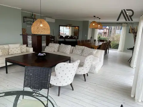 Casa 7 ambientes con 3 baños
