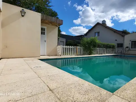 VENTA CASA 5 AMBIENTES PISCINA JARDIN GALERIA CERRADA  CON PARRILLA EN MASCHWITZ.