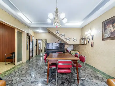 Casa 8 ambientes con 4 baños