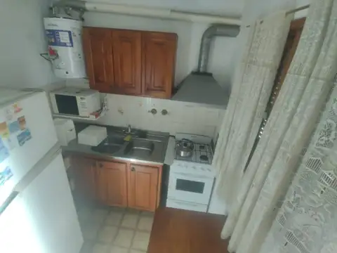 426 - SAN BERNARDO: DUPLEX CON 2 DORMITORIOS EN ZONA RESIDENCIAL + COCHERA + AL FRENTE + WIFI