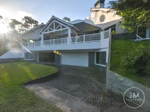 CASA EN VENTA CARILÓ 6 DORMITORIOS CERCA DEL MAR