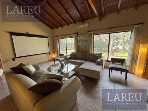 Casa en Alquiler con 2 cocheras