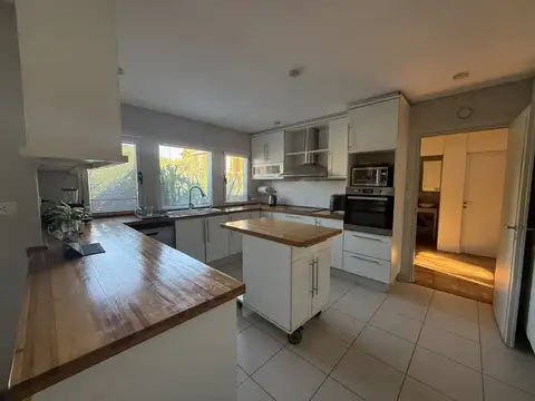 Venta casa en Punta Chica Barrio cerrado Rincón del Arca. En PB. 3 suites jardín y pileta.