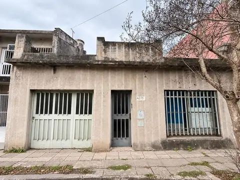 VENTA - CASA A REFACCIONAR DOS DORMITORIOS CON PATIO - BARRIO LAS HERAS
