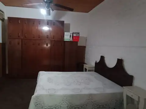 Casa 8 ambientes con 2 baños