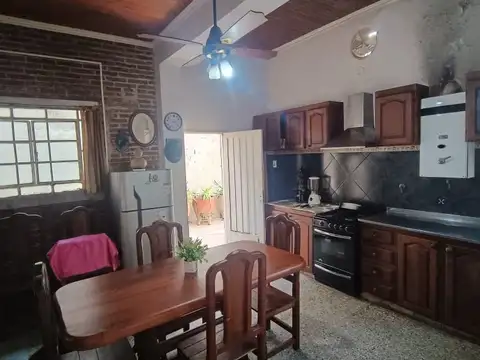 Venta de casa en Arroyito - ideal dos familias