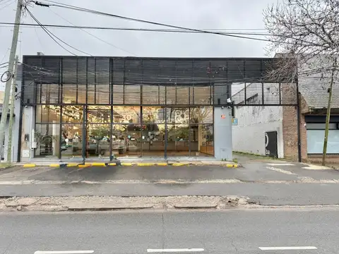 Magnífico local en alquiler en San Isidro con plantas despejadas, depósito y 10 cocheras.