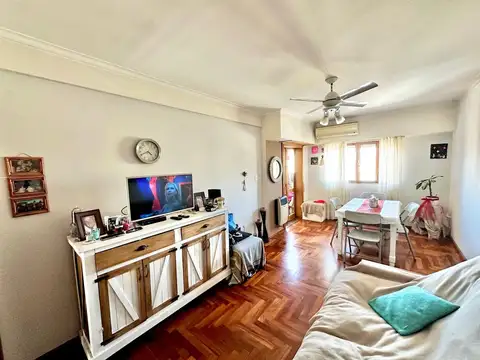 SE VENDE SEMIPISO 2 DOR Y COCHERA 9 DE JULIO 1800