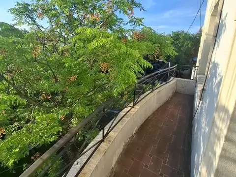 Departamento tipo casa de 3 ambientes con terraza propia