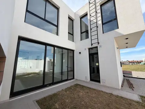 Casa 4 ambientes con 3 baños