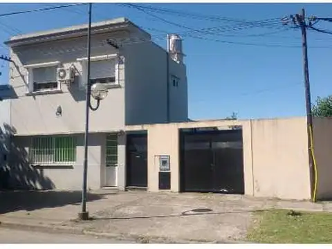 Casa de 2 dormitorios con cocheras en venta en La Plata sobre Calle 121 y 39 [Cod: 161-13559]