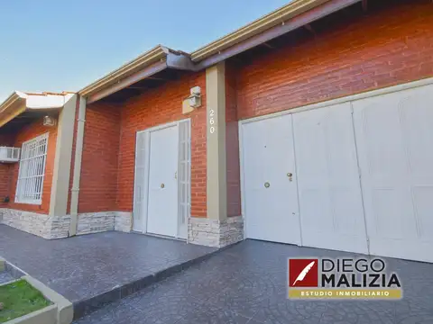 Venta casa 4 ambientes en Banfield Este con jardín y cochera