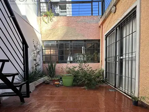 VENTA CASA DE PASILLO TRES DORMITORIOS CON PATIO Y TERRAZA EN BARRIO LOURDES