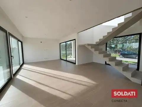Casa en Alquiler con 2 cocheras