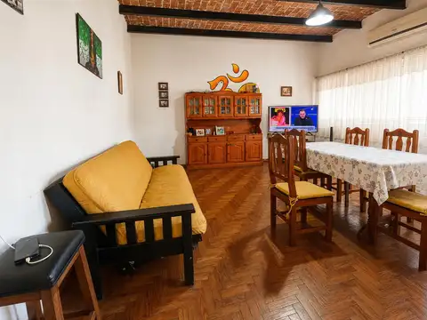 VENTA CASA DE PA EN PH CON DOS DORMITORIOS Y TERRAZA, ESTADO DE  ISRAEL 1000, EN TIRO SUIZO.