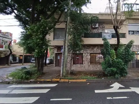MUNRO, AMPLIO LOCAL EN ESQUINA + 2 VIVIENDAS EN PLANTA ALTA